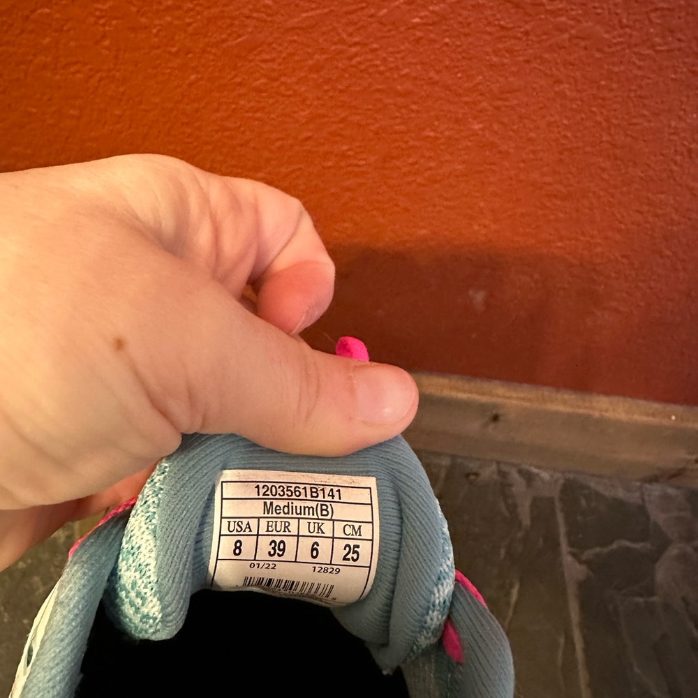 Brooks Size 8 - Picture 3 of 3